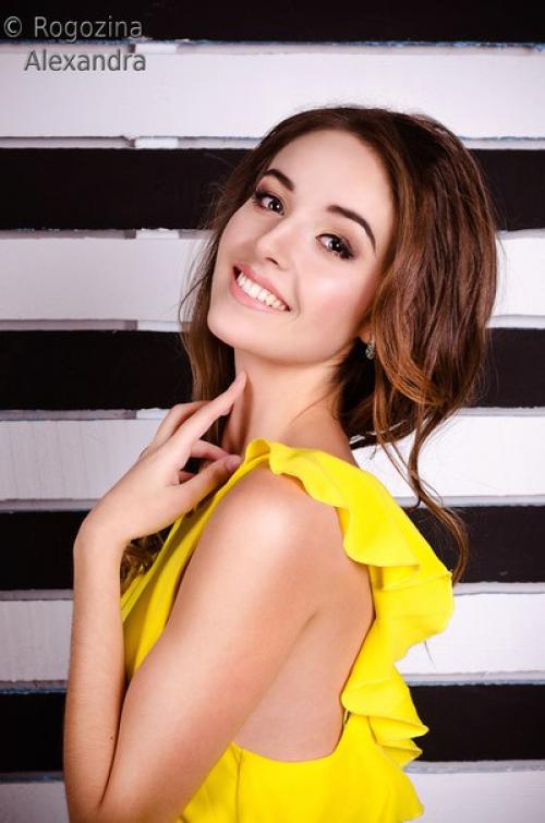 Милые красавицы!  Побалуйте себя записью на роскошный макияж и прическу в эти летние яркие дни! 04