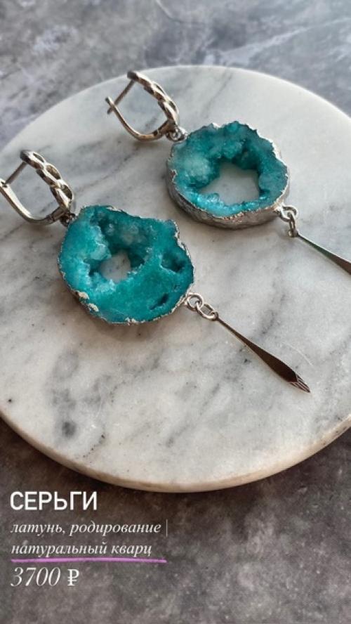 Раньше украшениями дополняли яркий макияж и пышную причёску. 04