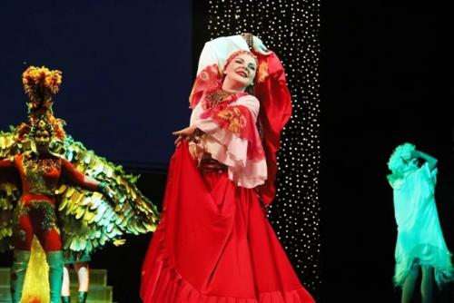 Образ на сцене в разы от обычного вечернего образа отличается. 01