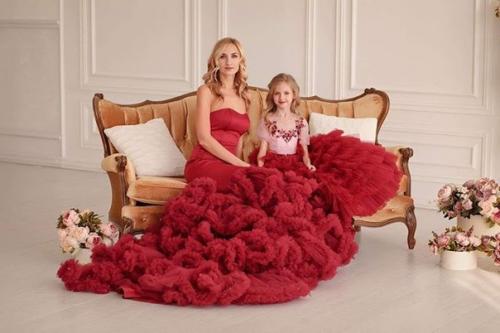 Внимание!  Только в том случае, если вам требуется сделать оригинальный подарок, то идеальным решением будет подарочный сертификат на фотосессию. 04