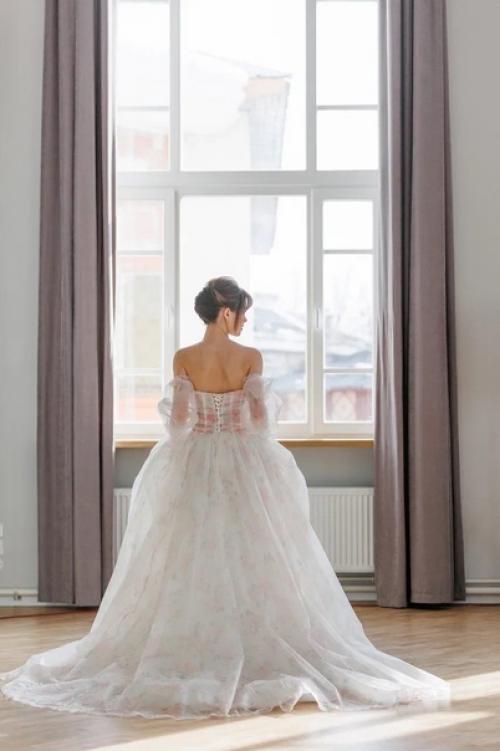 О красивом свадебном платье мечтает каждая девушка, свадебные платья с цветочным принтом особенно актуальны! 02