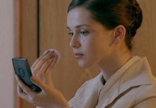 Элегантность и вульгарность выражаются в каждой детали образа. 04