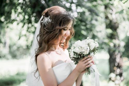 В последнее время в свадебной моде достаточно прочно укоренилась естественность: в прическе, макияже, да и во всем образе в целом? 01