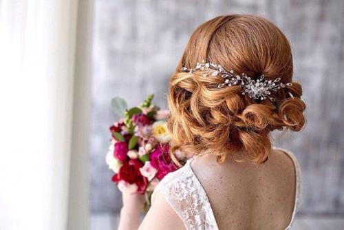 В последнее время в свадебной моде достаточно прочно укоренилась естественность: в прическе, макияже, да и во всем образе в целом? 02