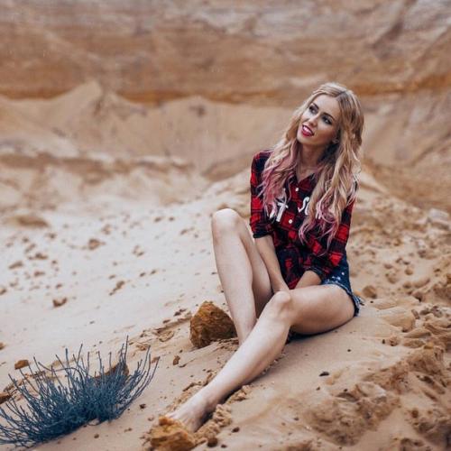 Ну а мы вам желаем отличной и бурной пятницы с роковой красоткой? 01