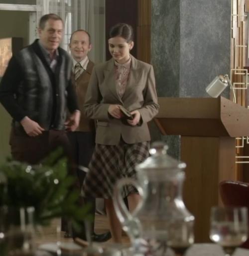 Элегантность и вульгарность выражаются в каждой детали образа. 05