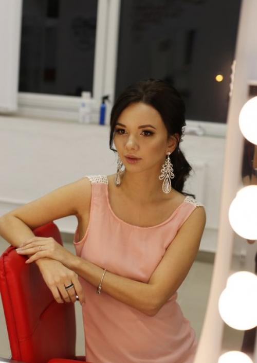 Для своего экзамена на повышении квалификации по прическам, выбрала свадебную прическу, хвост, и классический макияж. 02