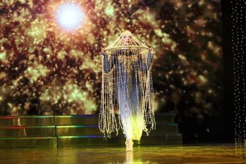 Образ на сцене в разы от обычного вечернего образа отличается. 
