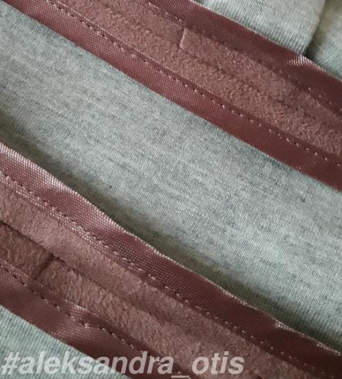 Лишь в том случае, если вы хотите универсальное платье, такое, чтобы и на корпоративе блистать и на работу потом ходить, то я вас огорчу. 05