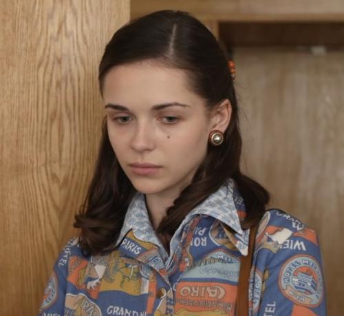 Элегантность и вульгарность выражаются в каждой детали образа. 01