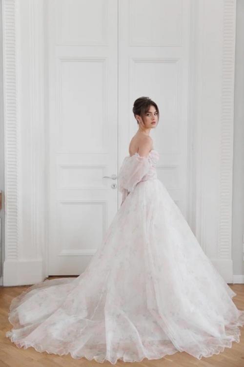 О красивом свадебном платье мечтает каждая девушка, свадебные платья с цветочным принтом особенно актуальны! 01