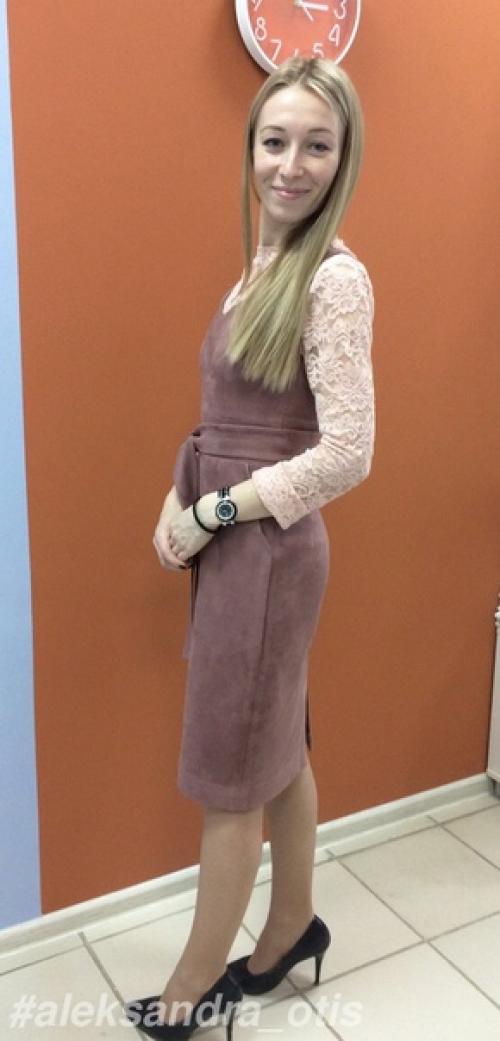 Лишь в том случае, если вы хотите универсальное платье, такое, чтобы и на корпоративе блистать и на работу потом ходить, то я вас огорчу. 01