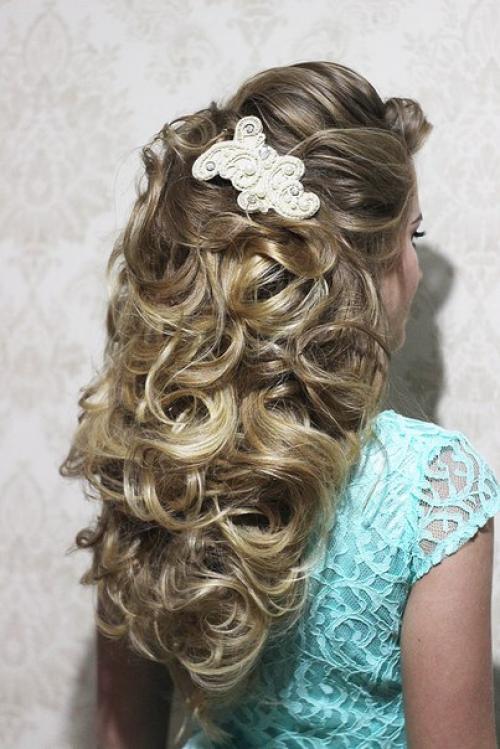 Все девушки ( ну почти все) обычно ходят на работу в деловом костюме и со сдержанным макияжем. 01