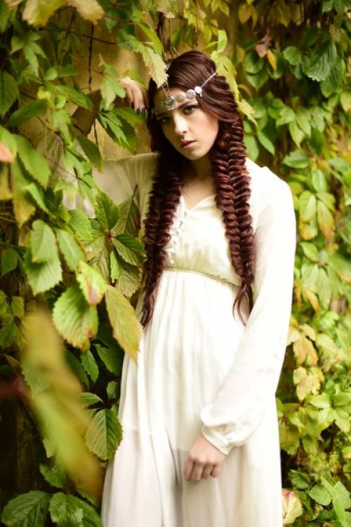 Все девушки ( ну почти все) обычно ходят на работу в деловом костюме и со сдержанным макияжем. 02