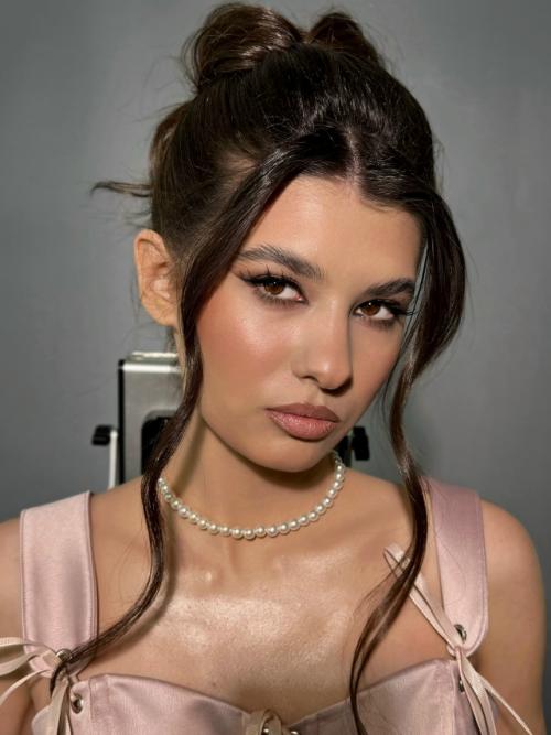 Чтобы обрести уверенность, достаточно двух простых элементов: стильной прически и красивого макияжа. 01