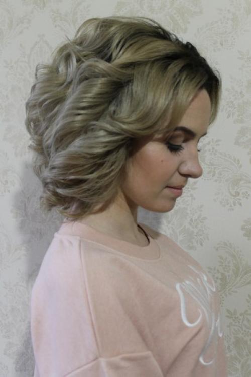 Все девушки ( ну почти все) обычно ходят на работу в деловом костюме и со сдержанным макияжем. 03