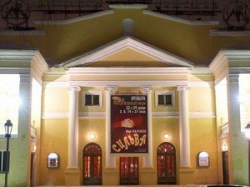 В чем пойти в ТЕАТР женщине? 01 В чем пойти в ТЕАТР женщине? 01