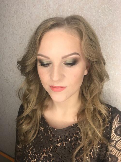 В предверии новогодних праздников проходит акция - полный образ (макияж и причёска) всего 1500 р? 03