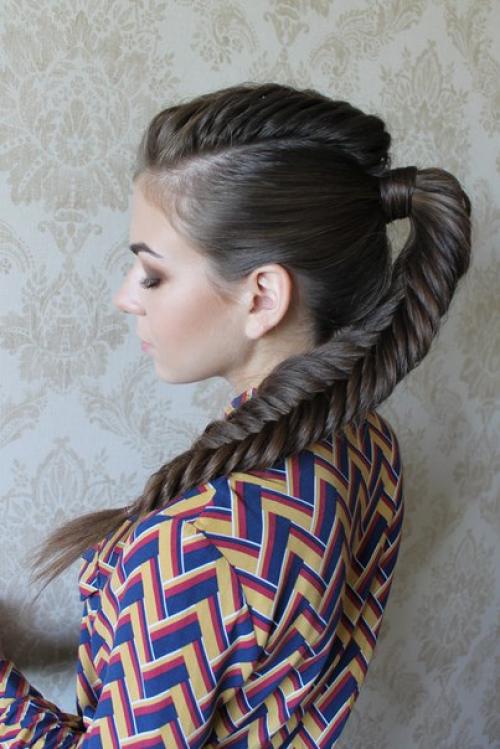 Все девушки ( ну почти все) обычно ходят на работу в деловом костюме и со сдержанным макияжем. 04