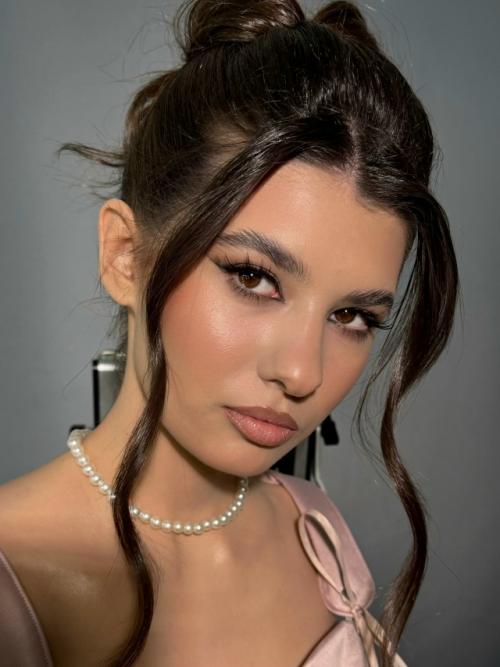 Чтобы обрести уверенность, достаточно двух простых элементов: стильной прически и красивого макияжа. 

