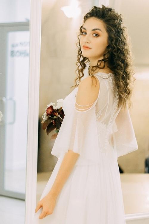 Данный пост пишу по просьбе невесты, которая недавно приходила на пробный макияж и прическу. 01