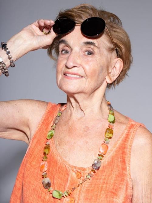 Кто скажет, что этой красотке 83? 08