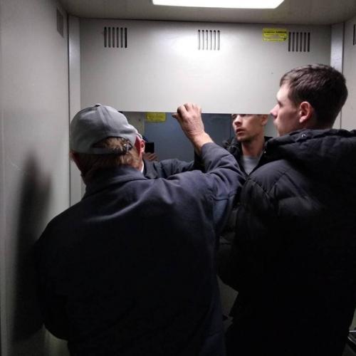 Ухоженный лифт, конечно, улучшает настроение, но немалую роль здесь играет также зеркальная стена. 01