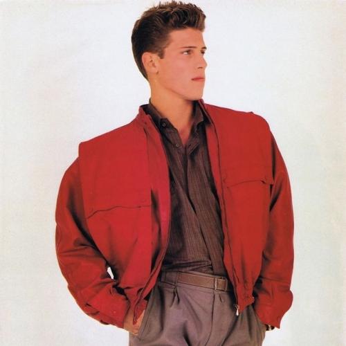 Стиль 80-х - это эпоха смелых решений, ярких цветов и выраженной индивидуальности. 05