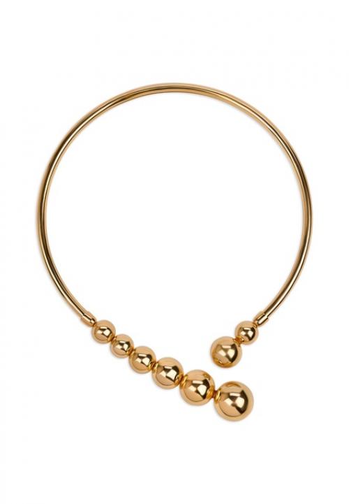 Продумывая праздничный образ, стоит выбрать не только обувь, макияж и прическу, но и аксессуары. 01