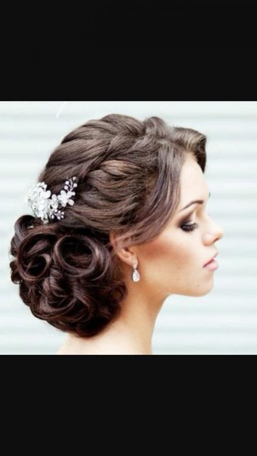 Требуется стилист бесплатно по прическам на 8 декабря до 12: 00 с меня реклама и профессиональные фото с макияжем для вашего портфолио. 06