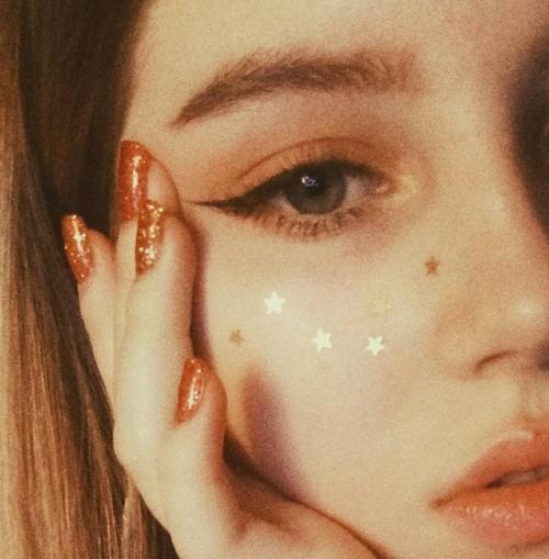 Я никогда не ходила к подругам домой и не играла в макияж. 04