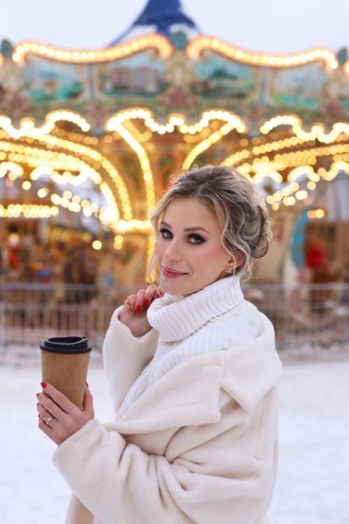 На субботу фотограф и модель в поисках мастера по прическам и макияжу на съемку. 01