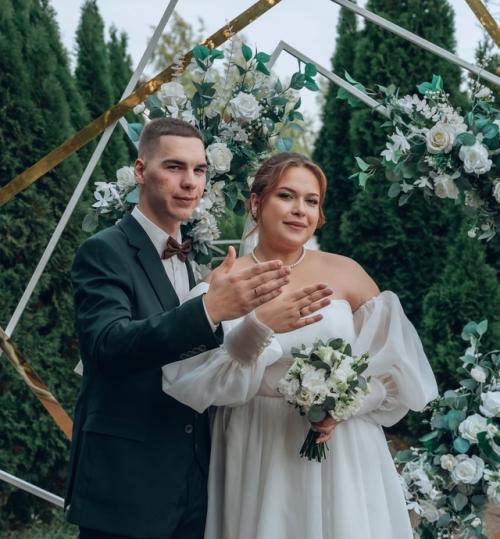 Создаю свадебный макияж и прическу, который подчеркивает вашу естественную красоту и остается безупречным весь день. 01