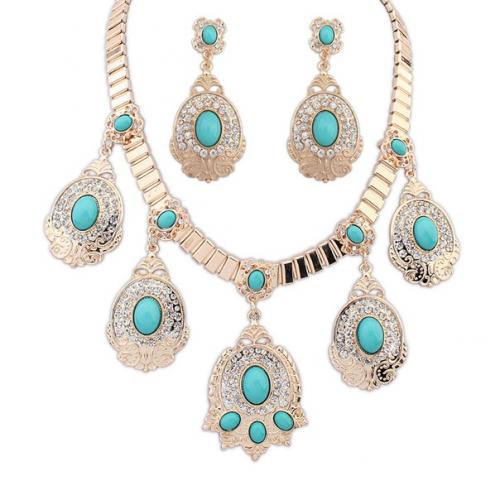 В ежедневный обиход бижутерию ввели французы. 02 В ежедневный обиход бижутерию ввели французы. 02