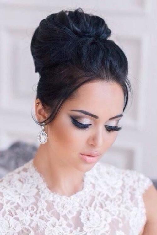 Макияж глаз. Чтобы не отвлекать глаза гостей от платья невесты, визажисты предлагают в этом сезоне делать максимально нейтральный макияж. 04 Макияж глаз. Чтобы не отвлекать глаза гостей от платья невесты, визажисты предлагают в этом сезоне делать максимально нейтральный макияж. 04