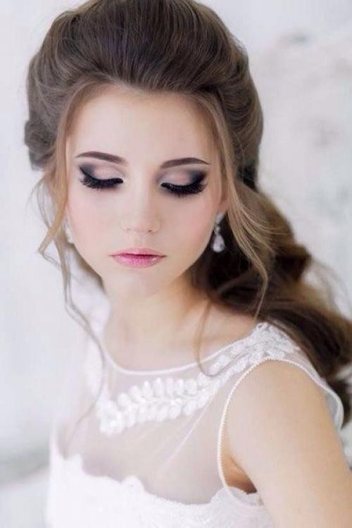 Макияж глаз. Чтобы не отвлекать глаза гостей от платья невесты, визажисты предлагают в этом сезоне делать максимально нейтральный макияж. 05 Макияж глаз. Чтобы не отвлекать глаза гостей от платья невесты, визажисты предлагают в этом сезоне делать максимально нейтральный макияж. 05