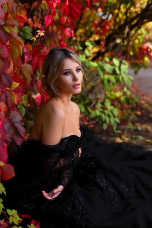 На субботу фотограф и модель в поисках мастера по прическам и макияжу на съемку. 02