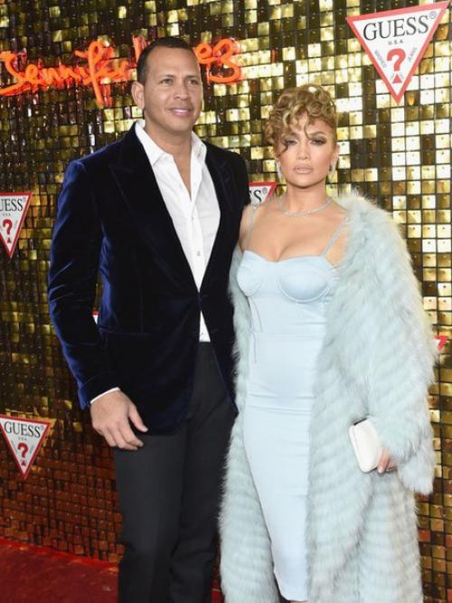 Дива!  Дженнифер Лопес в золоте и мехах на модной вечеринке с Алексом Родригесом. 01