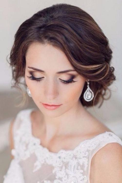 Макияж глаз. Чтобы не отвлекать глаза гостей от платья невесты, визажисты предлагают в этом сезоне делать максимально нейтральный макияж. 03 Макияж глаз. Чтобы не отвлекать глаза гостей от платья невесты, визажисты предлагают в этом сезоне делать максимально нейтральный макияж. 03