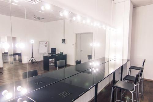 Дорогие мастера, я сдаю в аренду рабочие места для мастеров по наращиванию ресниц, бровистов, визажистов - стилистов по прическам! 04