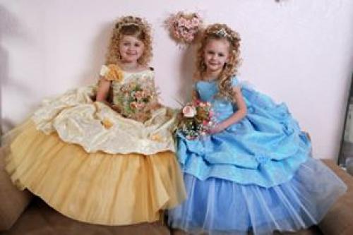 Любая девушка хочет на праздник выглядеть лучше всех, это касается не только наряда, но и макияжа. 01