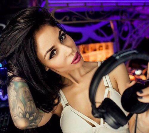 15 февраля мы приглашаем вас окунуться в мир роскоши, соблазна, элегантности. 03