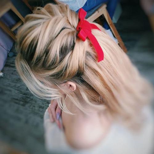 Рафаелка?  Лента в волосах - стильный аксессуар по версии Bazaar. 04