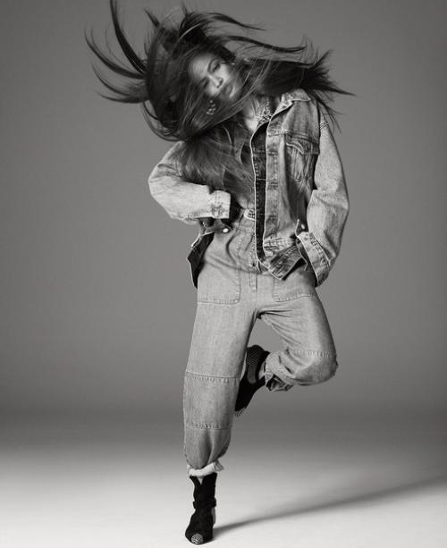 Алекси любомирски запечатлел Джоан смоллс в стильных джинсовых образах от Самиры наср в фотосессии Голубая Волна для Elle US, апрель 2018 г. 08
