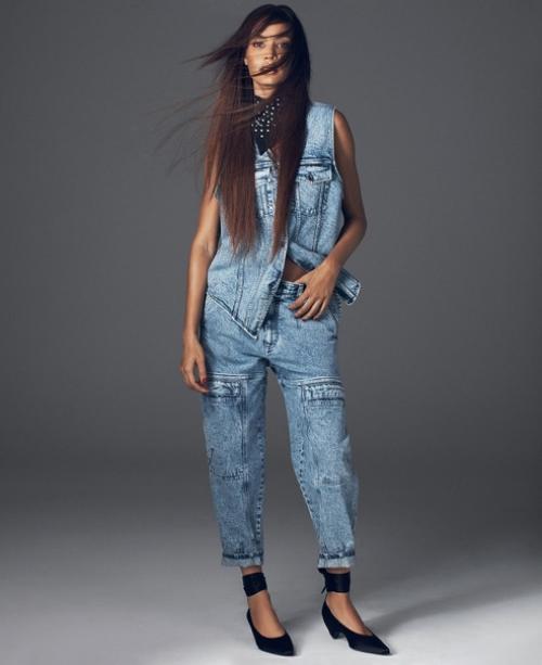 Алекси любомирски запечатлел Джоан смоллс в стильных джинсовых образах от Самиры наср в фотосессии Голубая Волна для Elle US, апрель 2018 г. 05