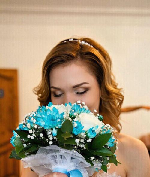 Здравствуйте!  Я - дипломированный визажист, стилист по прическам. 04