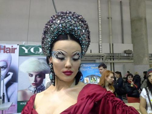 Подиумный макияж.

Подиумный макияж должен создаваться в соответствии с последними тенденциями моды и выражать оригинальную идею.