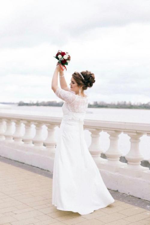 Здравствуйте!  Я - дипломированный визажист, стилист по прическам. 02