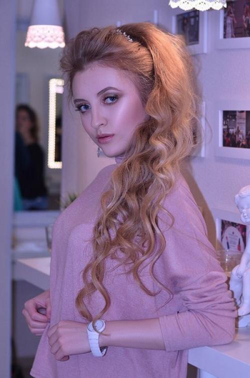 Добрый день!  Я дипломированный визажист и стилист по причёскам! 01