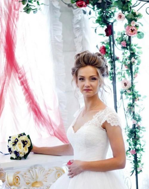 Здравствуйте!  Я - дипломированный визажист, стилист по прическам. 01